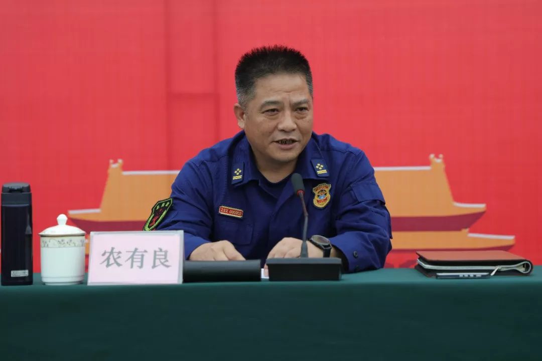 活动中,四川省消防救援总队党委书记,政治委员农有良亲切询问了新消防