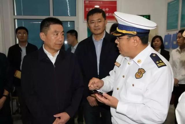 七台河市委副书记,市长贾君在检查国庆期间安全和市场