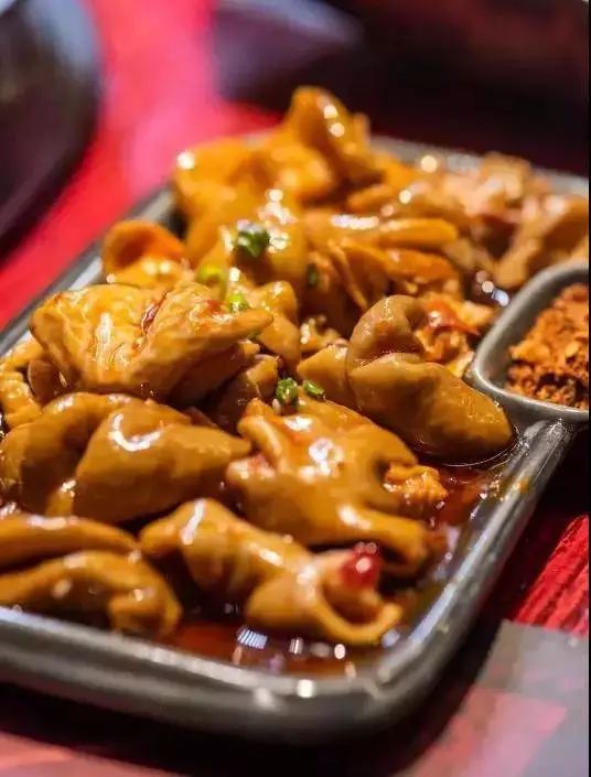 的是这盘看似不起的簸箕豆腐也是谭鸭血的特色招牌如果非要用两个字