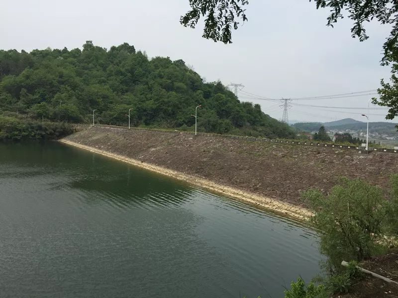 青阳县牛桥水库东至县大板水库全市建有中小型水库430座,总库容2.