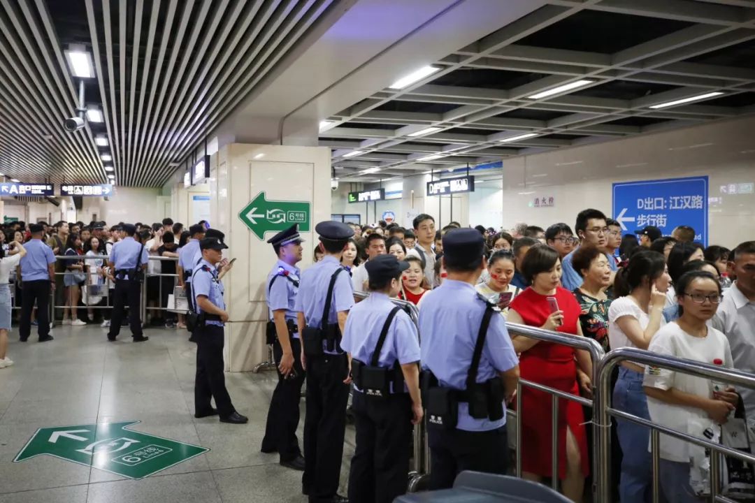 武汉地铁多举措应对国庆大客流 保障市民出行顺畅