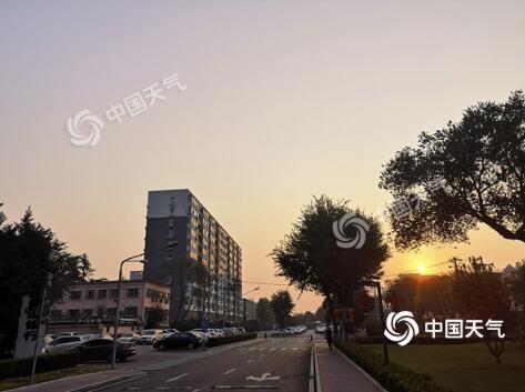根据北京市气象台今天06时天气预报:今天白天,晴转阴,早晨轻雾,北转
