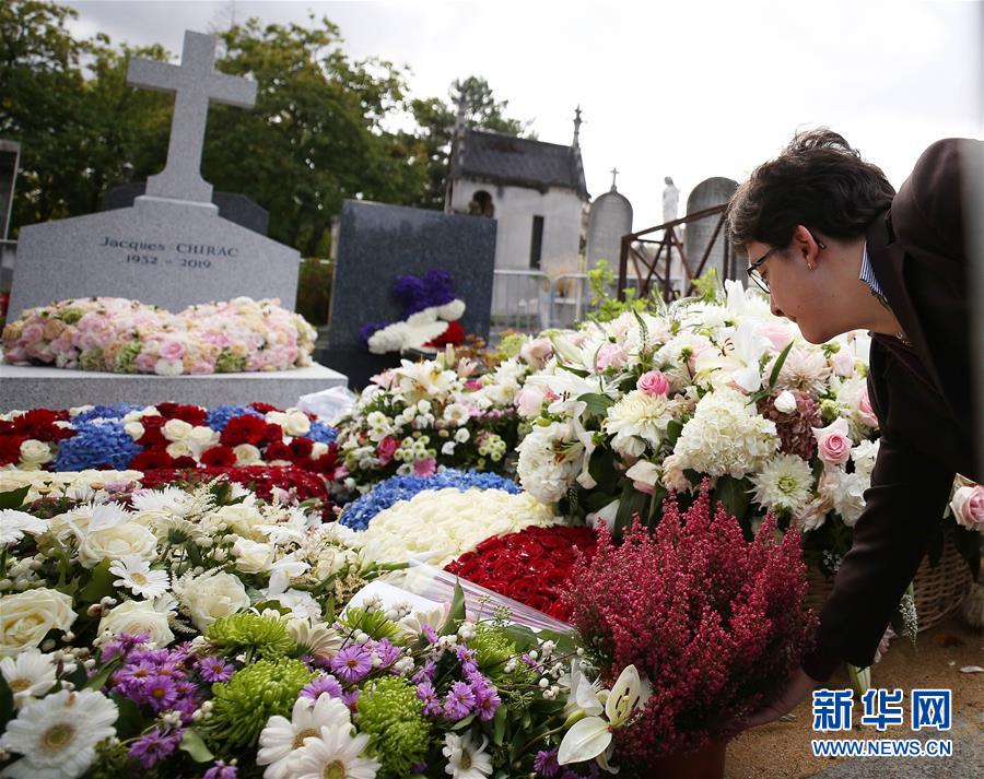法国民众悼念前总统希拉克 墓前摆满献花(组图)
