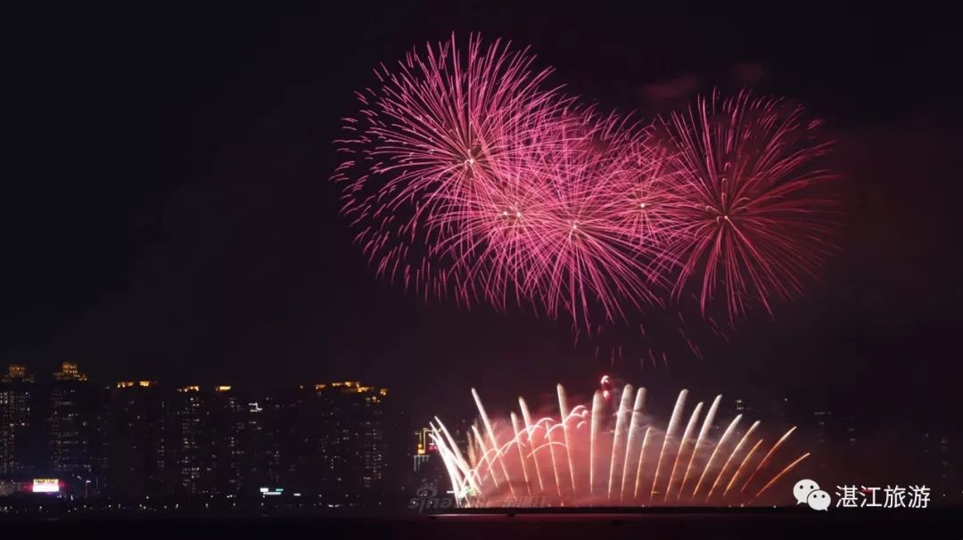 婚纱照甩烟花那个视频_烟花棒在那个光遇图