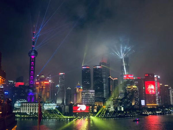 上海国庆灯光秀美不胜收外滩客流远超往年，警方多举措保平安