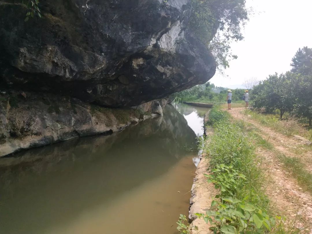 "雷打石"是一道奇特的景观,位于全州县才湾镇白石村委上白石自然村.