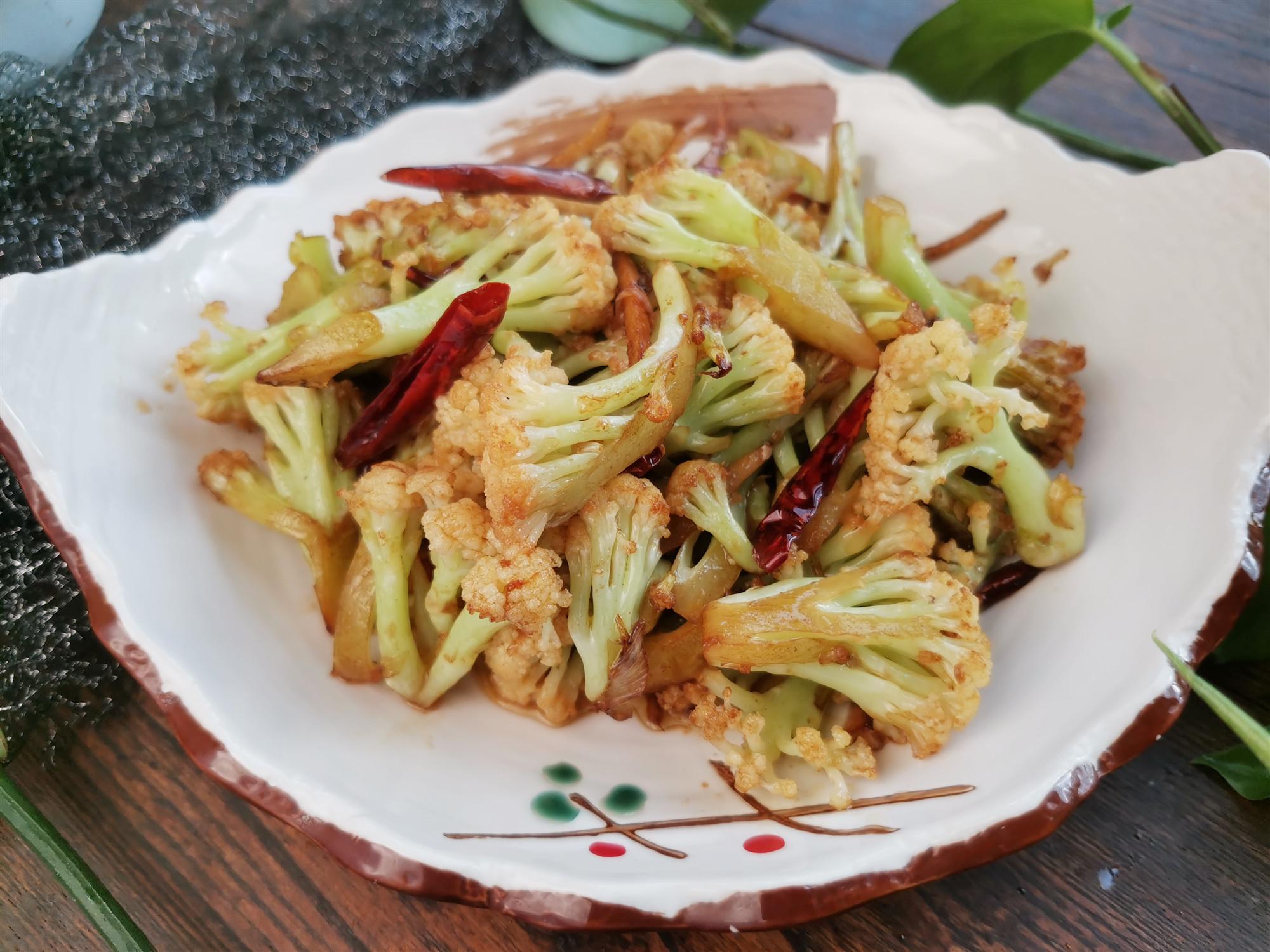 菜花的这个做法 不放肉也好吃 素炒更入味 好吃又下饭 花椒