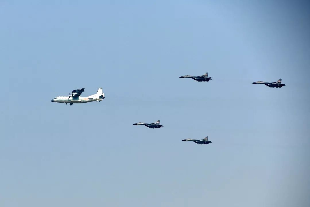 领队机梯队(卢炳广 摄)空中梯队风采下面,让我们把镜头聚焦自信豪迈的