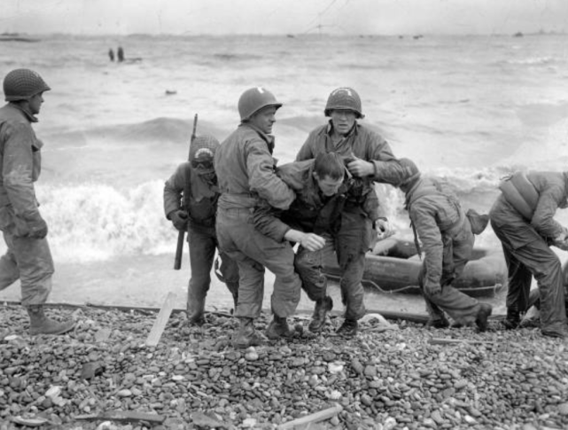 诺曼底登陆之时的老照片阵亡的美军伞兵投降被俘的德军士兵