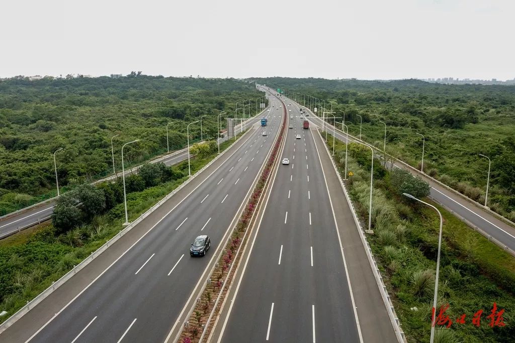 通过陆路来往海口这座城市的人 或许都走过海口绕城高速 宽阔修长的