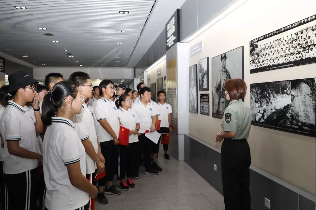 随后,同学们走进吉鸿昌将军纪念馆,跟随着纪念馆讲解员,瞻仰了英雄