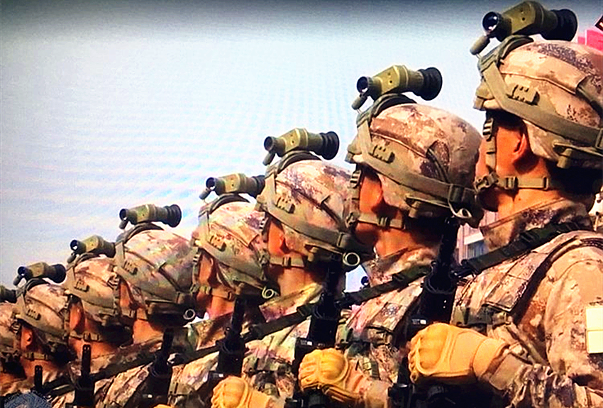 军事丨此次国庆展出的单兵新型头盔,在特战方队还配了