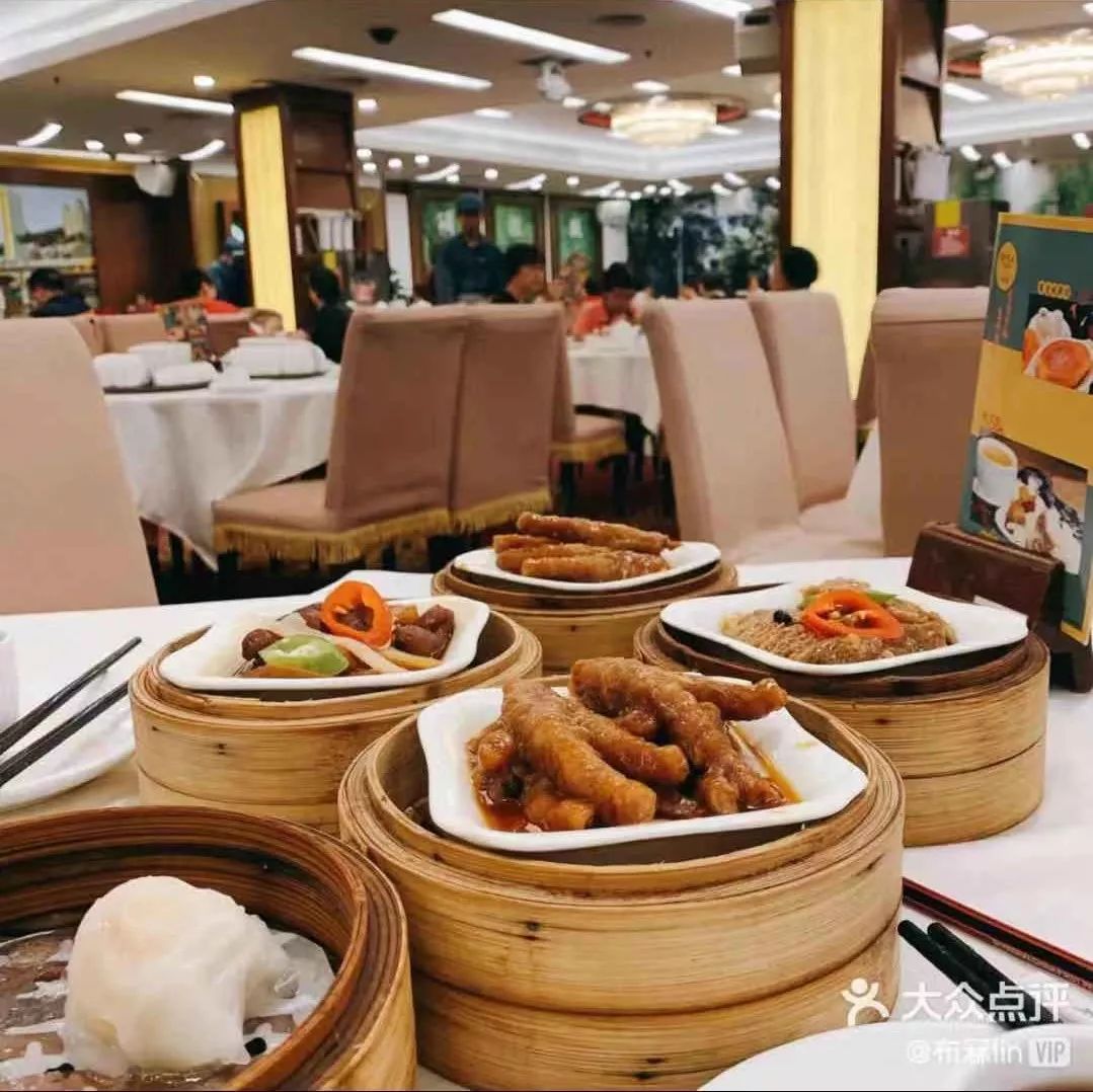 银灯食府是知名的广州老字号,老式茶楼的烟火喧嚣气息和过气奢华做派
