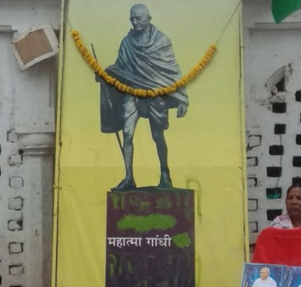 外媒：印度国父甘地骨灰被盗，窃贼在照片上涂写“叛徒”字样