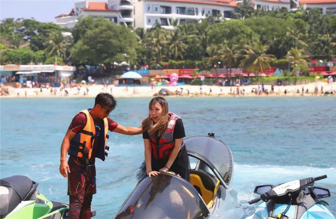 蜈支洲岛海豚潜艇等时尚型海岛产品受喜爱海岛旅游释放消费动能