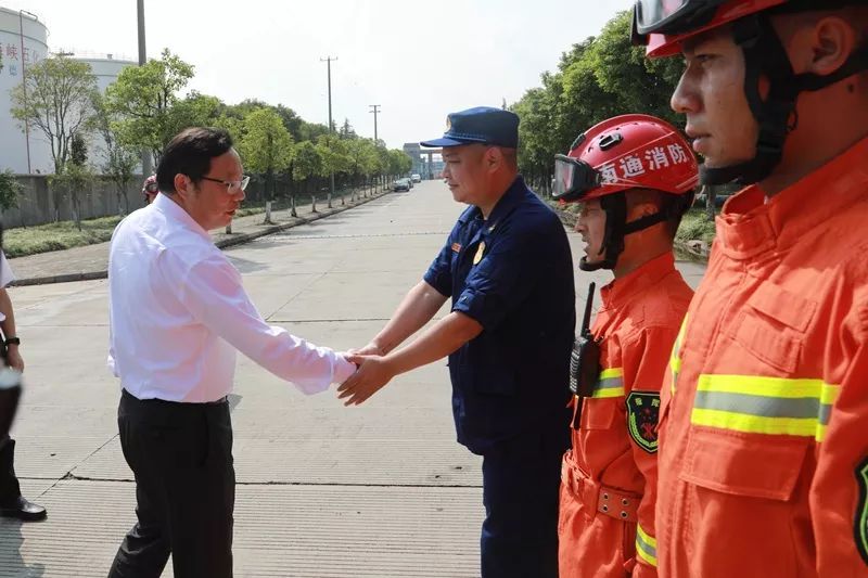 徐惠民市长与现场执勤指战员一一握手表示慰问,听取了胡庚松支队长