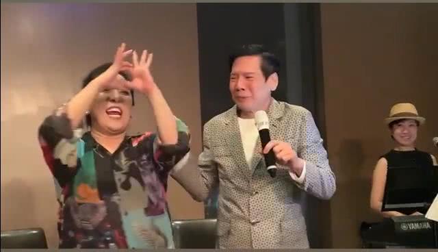 向華強夫婦帶兒媳郭碧婷與親友聚會，夫妻當眾熱吻，向太難得嬌羞 娛樂 第10張