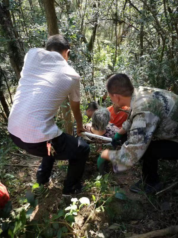 老人在山上不慎被野猪夹夹住,还好有他_朱朝红