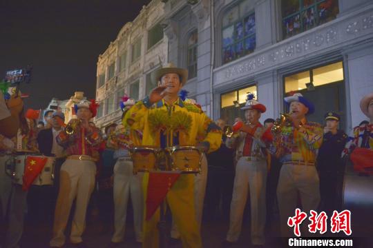 哈尔滨中央大街迎“人潮”：中俄民众共贺新中国70华诞
