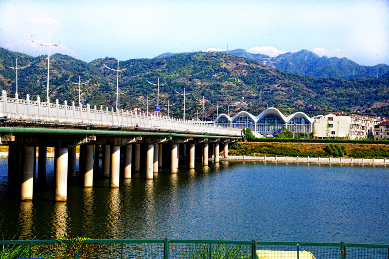 水东大桥是瓯江绿道的一个重要路段,对面就是丽水重要的交通枢纽丽水