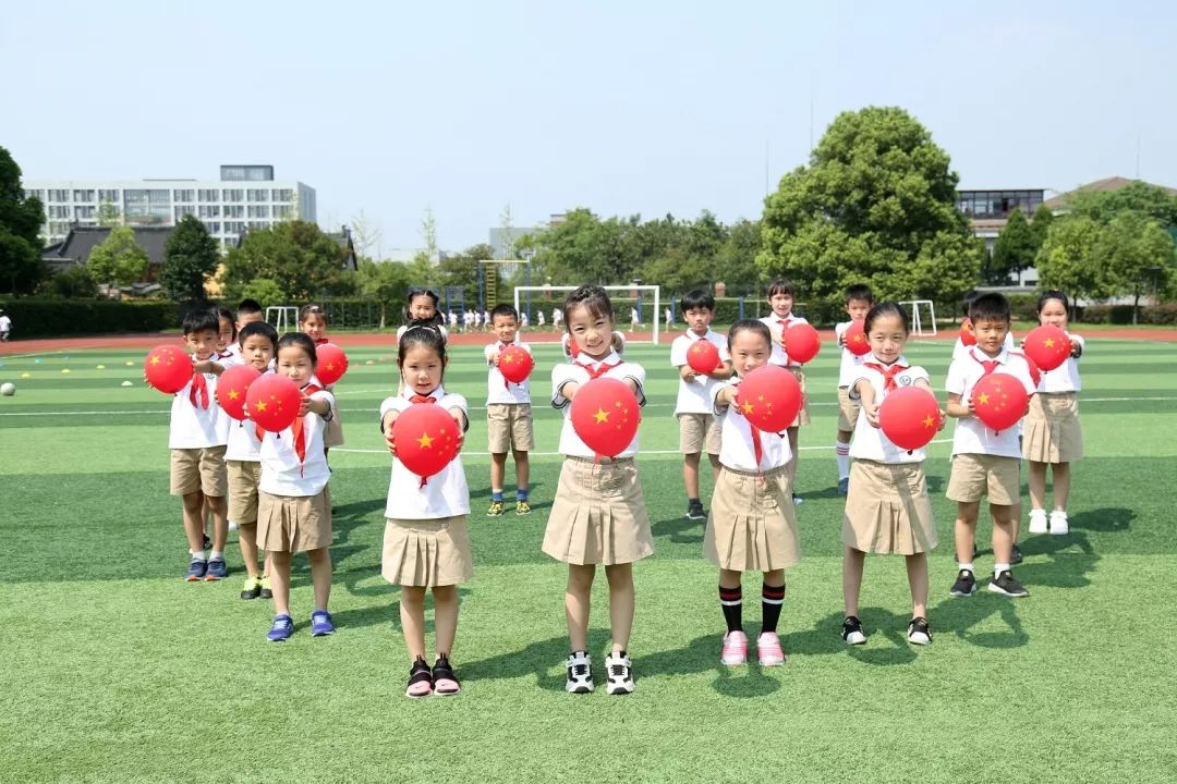 前进!奔跑!红星闪亮~红旗鲜艳中国我爱你!祖国生日快乐!