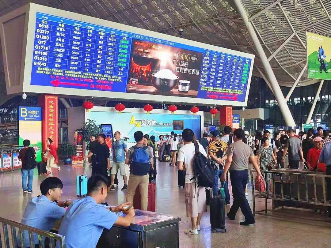 旅客在武汉站有序通过安检进站乘车(陈端摄)