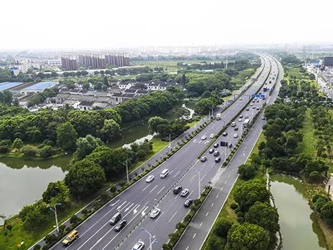 苏虞张公路沪通铁路,204国道,港丰路交汇处如今,蔡春林在介绍自己的