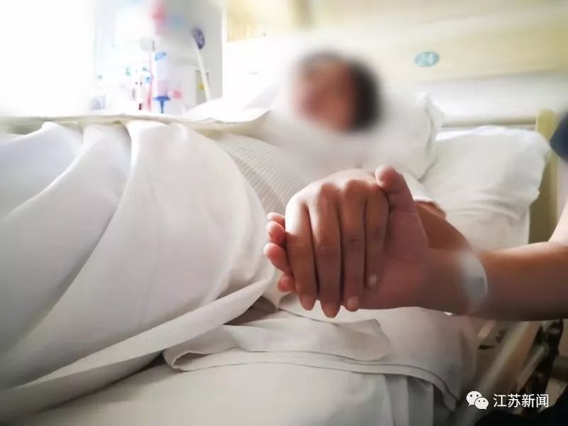 『新闻夜航』平凡中的感动！单亲妈妈每周血透3次，4年了，幸好有他俩坚持为她做这些事！
