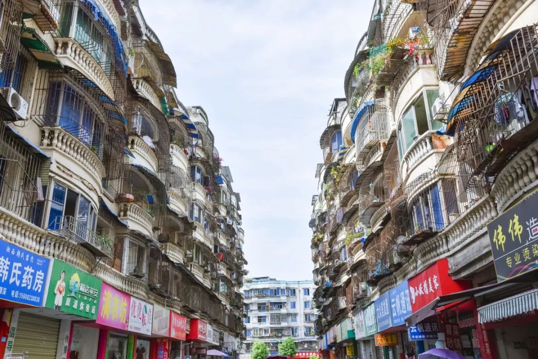 出了犀浦地铁站,向南拐进老街,一幅活色生香的市井烟火图映入眼前.