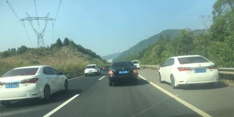 怎么举报走应急车道的车广西 64752f74f8664204bb0c2946ae8721ac.jpeg