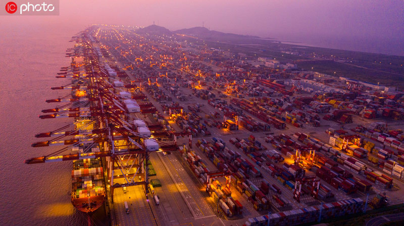 上海临港洋山港夜间吞吐繁忙码头灯火通明流光溢彩