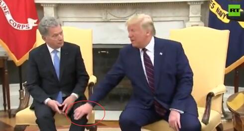 特朗普当着记者的面拍芬兰总统膝盖被“嫌弃”，网友都替他“尴尬”