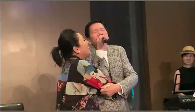 向華強夫婦帶兒媳郭碧婷與親友聚會，夫妻當眾熱吻，向太難得嬌羞 娛樂 第7張