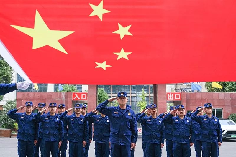 我与国旗同框 四川消防全体指战员真情告白祖国!_中国