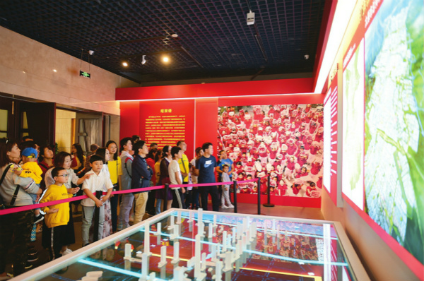山西博物院“山西省庆祝中华人民共和国成立70周年图片展”吸引各地游客来参观