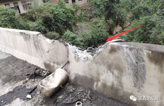 道真x334县道标水岩桥上发生一起严重车祸事故