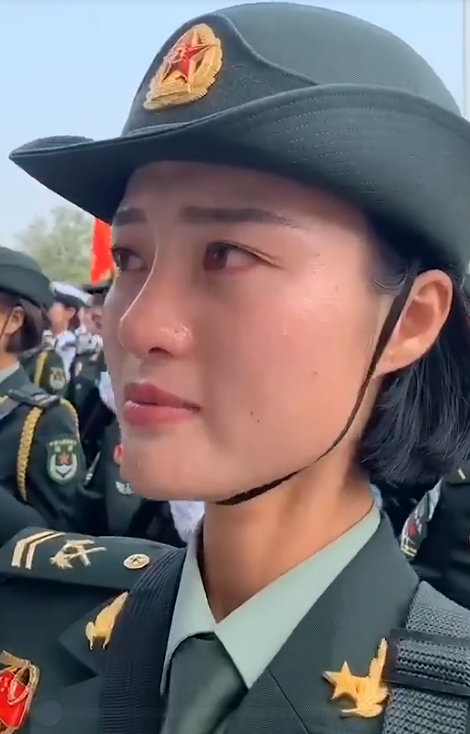 又一个高颜值女兵身份曝光!阅兵后失声哽咽!撞脸王丽坤!