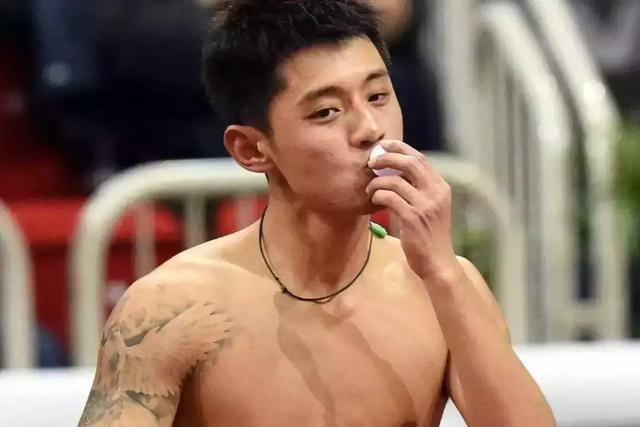 太爱吃中餐?英国姑娘竟纹上了身!网友:来趟中