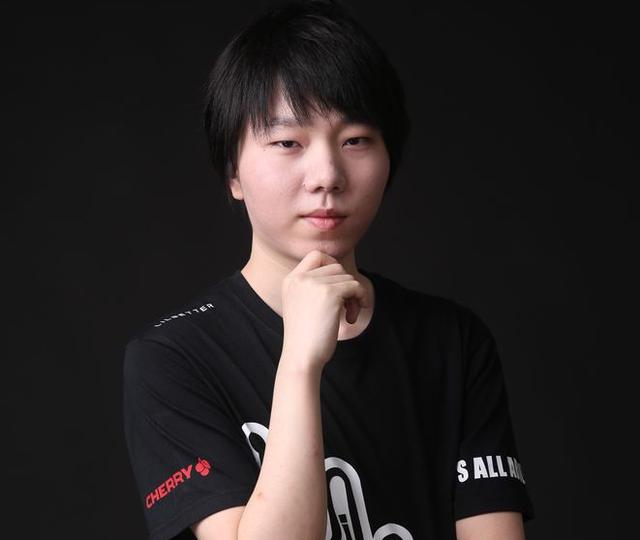 dota2天梯排行榜_DOTA2:Sccc沉迷上分无心解说!网友:锋哥的职业梦想永不灭!