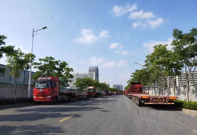 怪了!姜堰这段路两侧停满大货车,附近停车场却空荡荡