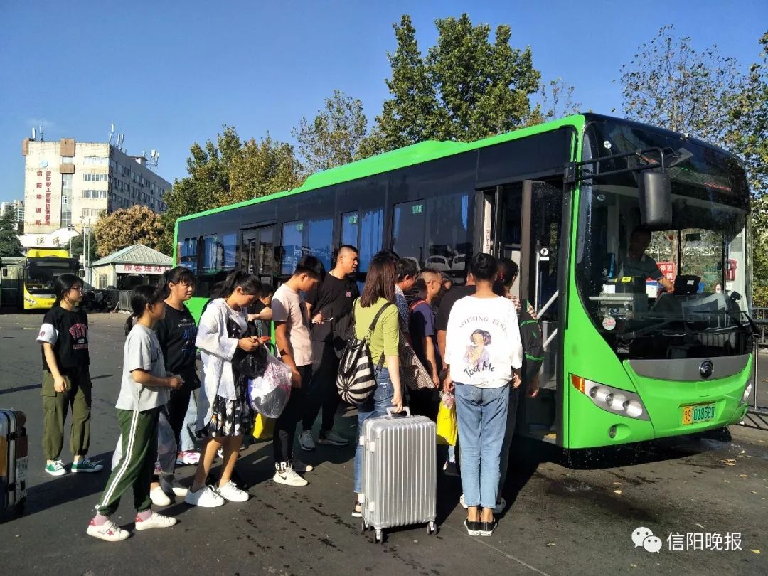 市民在排队乘坐公交车