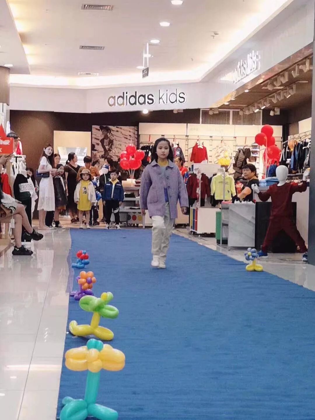 小孩子走t台教学 d04756ac727d4f5f8530b6acc23c1b19.jpeg