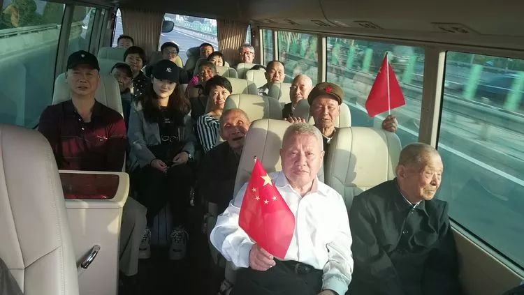 朱连成今年73岁,1965年入伍,1969年退伍,在部队担任运输连汽车司机