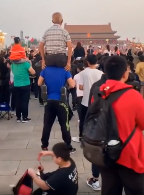 感动!男子扛父亲看升旗网友:这儿子不错