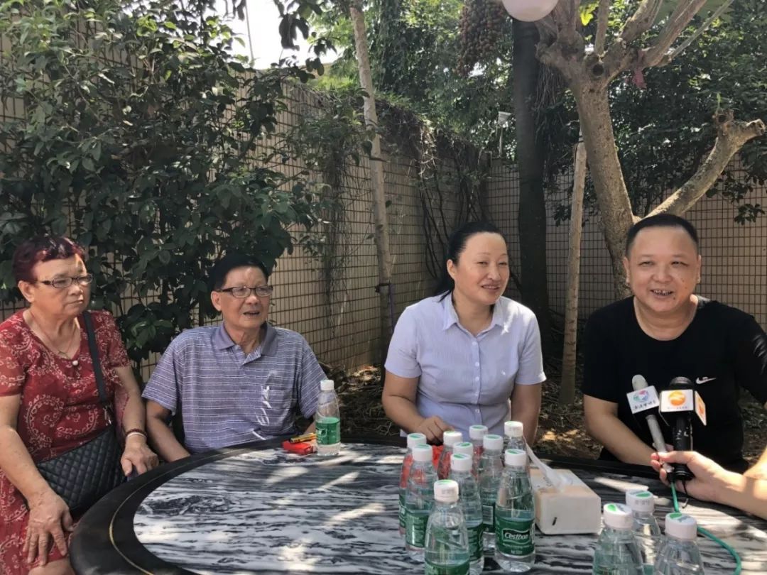 从左到右:刘梓桦奶奶,爷爷,妈妈,爸爸 刘梓桦爸爸 刘志能 当时很