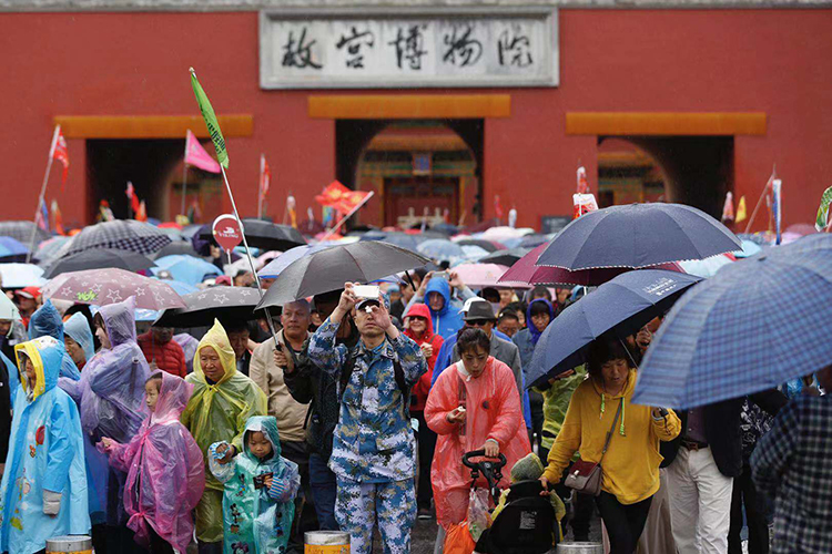 组图|气温骤降秋雨中国庆游热度不减