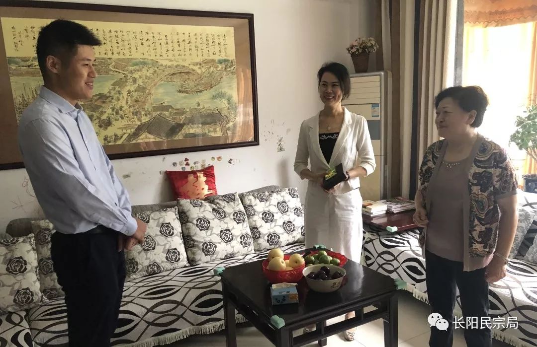 9月17日,市民宗委副主任黄昌英一行看望模范代表聂德媛,并颁发纪念章
