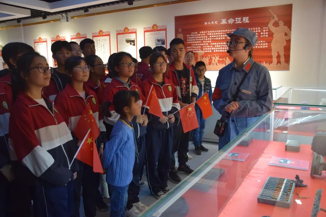 武山一中师生到县博物馆参观红色文化主题展
