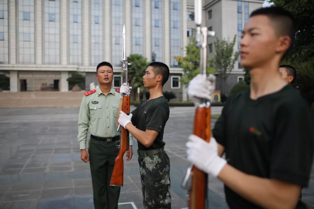 一人十年 |“蓉城第一升旗手”的集体记忆