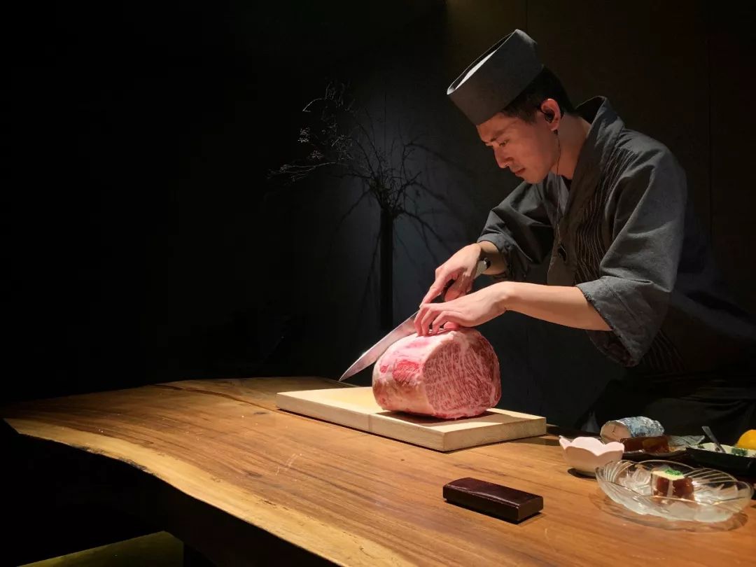 一切体现了料理人对食材的产地、季节、新鲜度，甚至新奇度的极致追求。